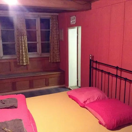 200 Year Old Swiss House Hébergement de vacances Erlenbach im Simmental